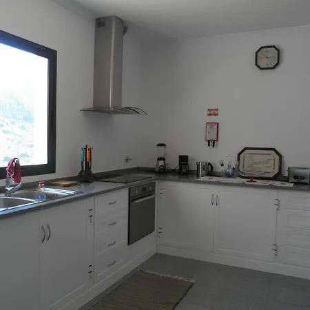 Luz - Family House Vacations- Large Private Outdoor Area Santa Cruz (Madeira)